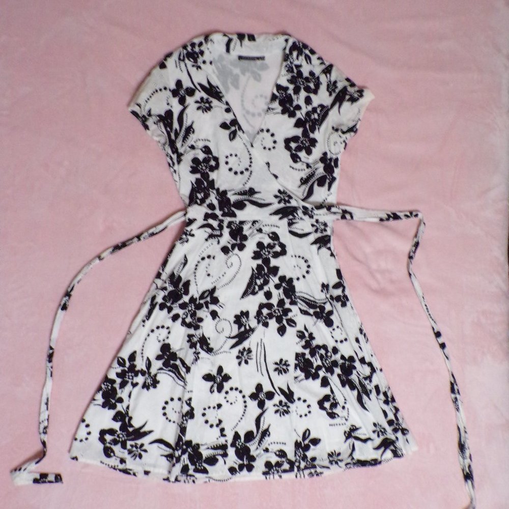 WHITE AND BLACK FLORAL A-LINE MIDI DRESS MEDIUM